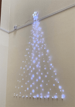 クリスマスツリー　壁　イルミネーション